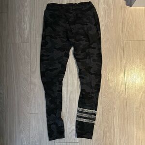 Sundry Camo Leggings